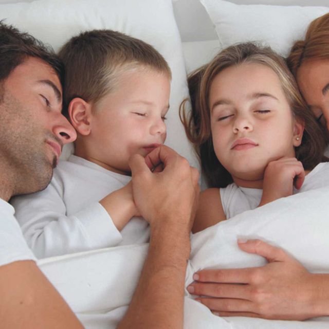 familia durmiendo